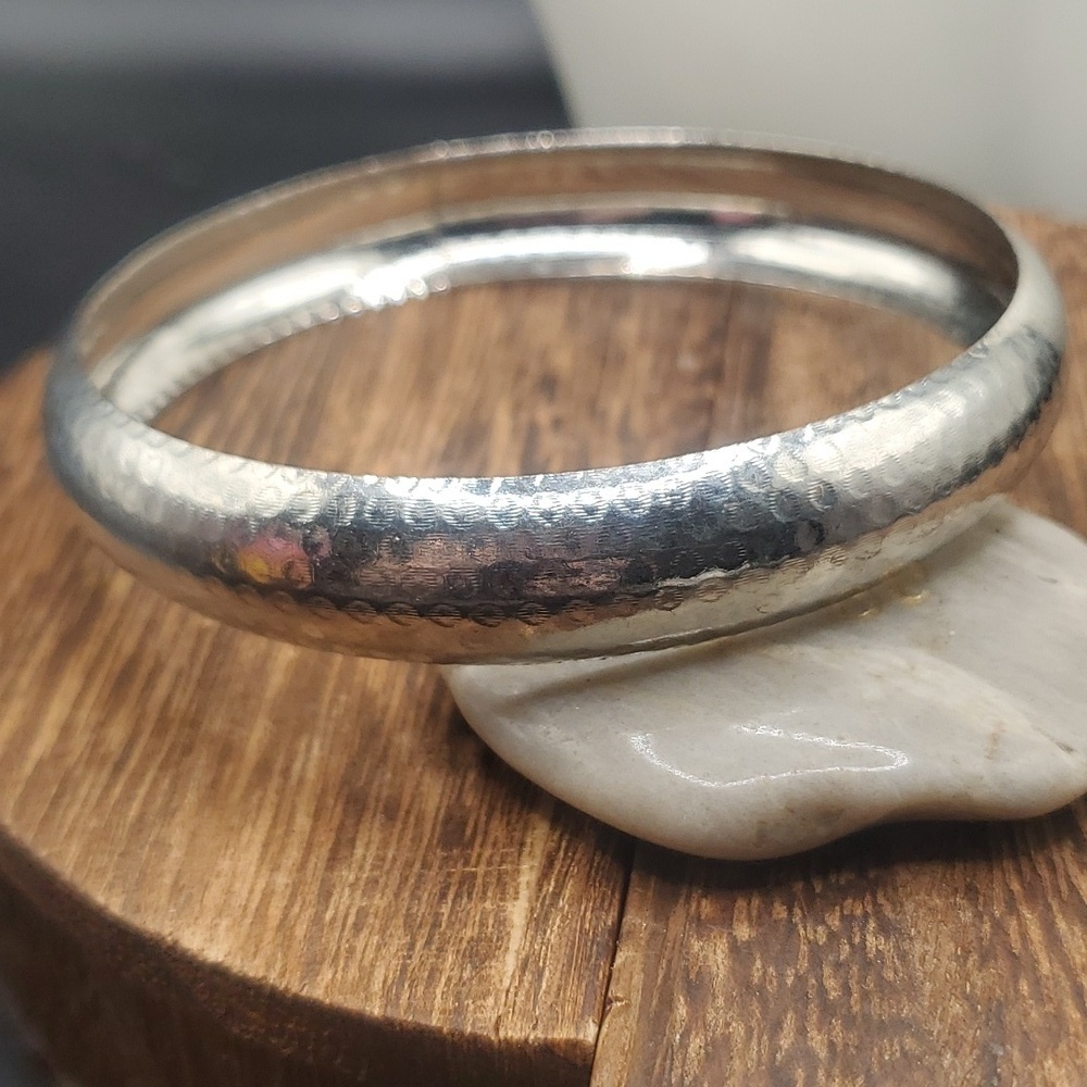 B2918‎ hammered silver tone saucer bracelet bangle viking brutalist